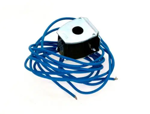 Bosch-Spule mit blauem Kabel, das sich um die Spule windet. Die Spule hat eine metallische Oberseite und eine schwarze Unterseite.